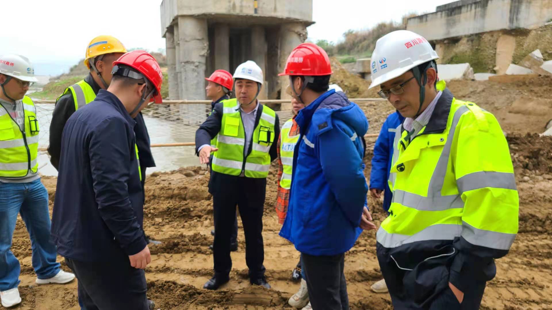 四川路桥集团副总经理刘德永奔赴石亭江项目检查指导工作